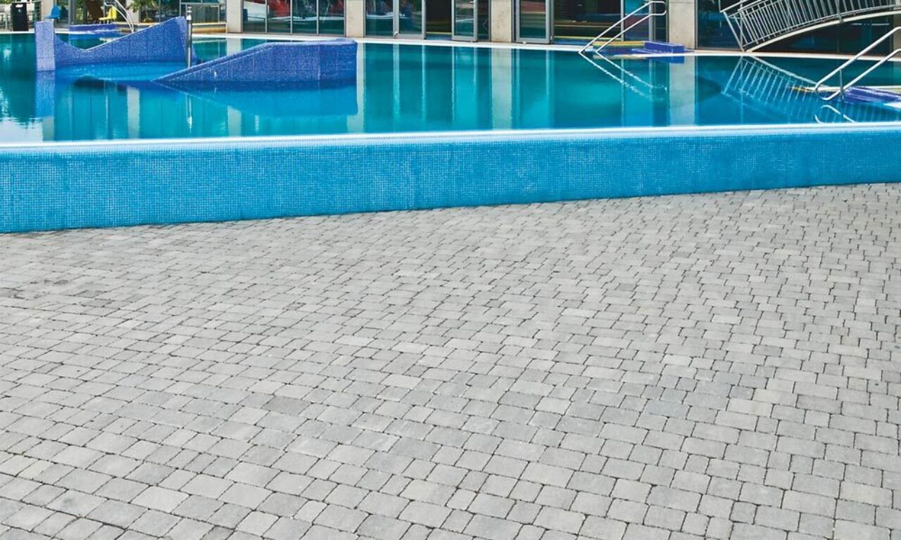 Friedl Piazza Grado 5 cm bridlica tieňovaná pri bazéne